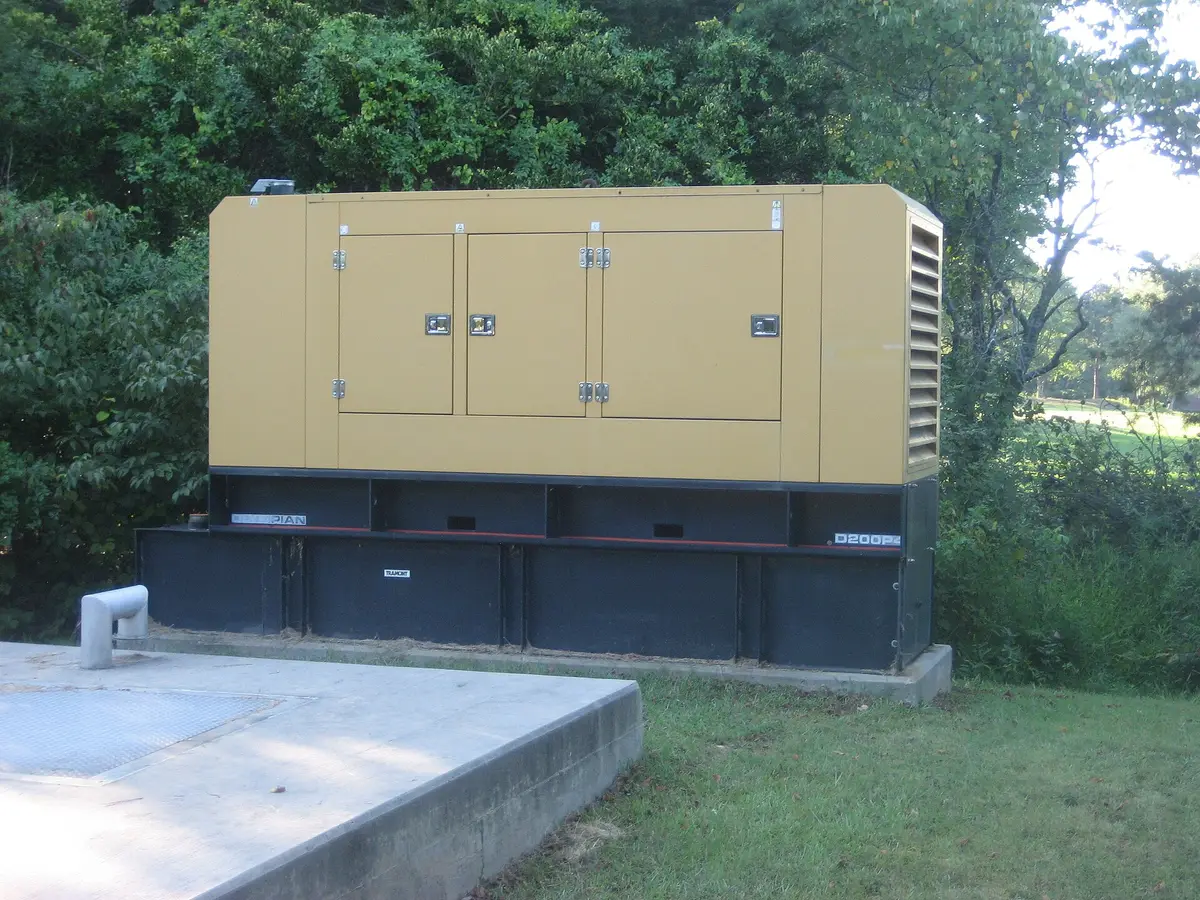 Grupo electrógeno con el motor y el alternador a la vista sobre su bancada