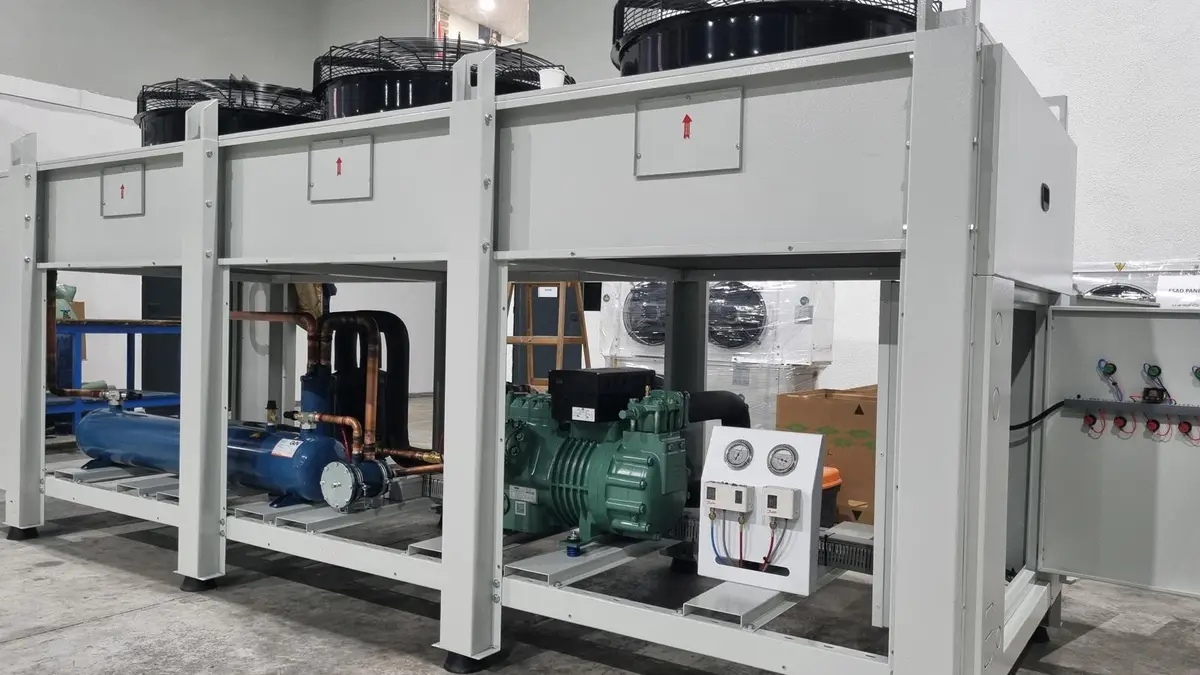Unidad condensadora de refrigeración comercial con su compresor a la vista
